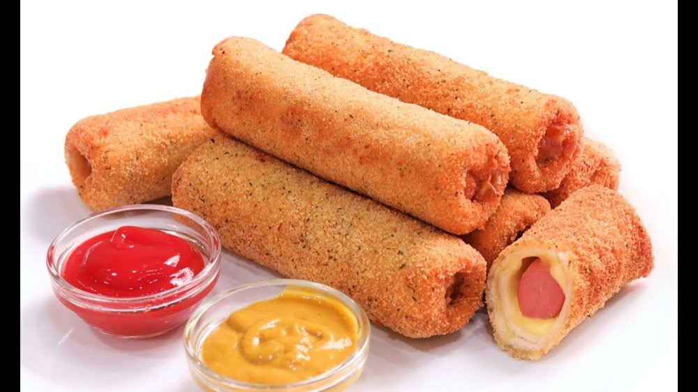 Perrito enrollado y patatas fritas